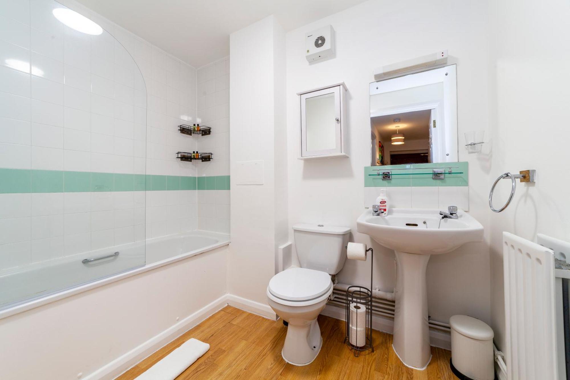 Charming 1br W Patio In Battersea * Londra
